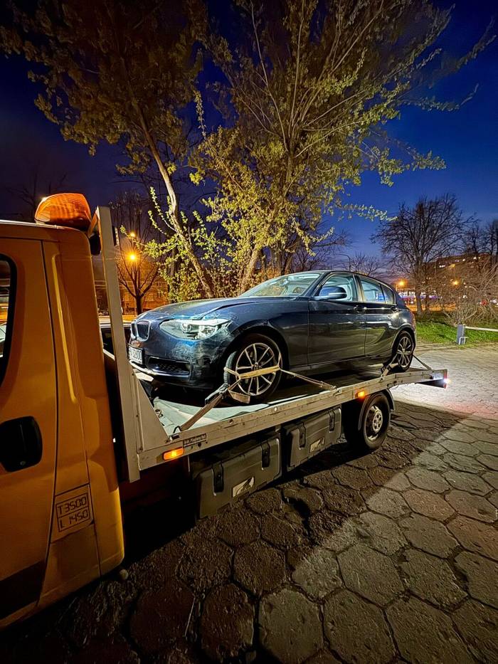 Nocny transport auta na lawecie